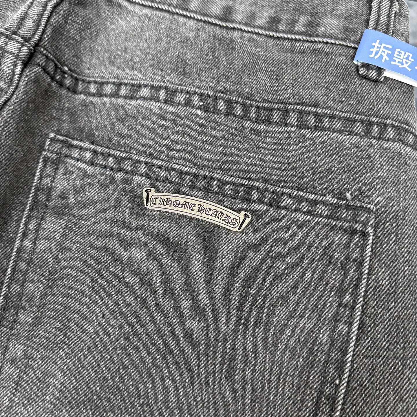 P280 Chrome Hearts city-limited flame black and white leather jeans need to be washed after the finished product is disassembled and hand-made with sheepskin cross leather and then spliced ​​together. The whole piece has too many craftsmanship to explain. The cabinet price is 34W+, the patchwork is decorated with cross flowers, and the high-waisted washed jeans! ! Absolutely high-end luxury products, 8W+ level god-level single products, super popular products, made with top heavy industry, a magic weapon that cannot be missed. About Kroxin This is an extremely luxurious fashion brand, which can also be called the aristocrats of the high street. It has always been an exclusive brand for some hipsters or rich second generation. Compared with ordinary high streets, it is more luxurious and noble. Compared with luxury brands, it has a more fashionable personality and has always been a brand that I have a special liking for. Size: 28 30 32 34 (corresponds to S-XL) Size chart: 28 Waist 76 Pants length 104 Hips 98 30 Waist 80 Pants length 105 Hips 102 32 Waist 84 Pants length 106 Hips 106 34 Waist 88 Pants length 107 Hips 110